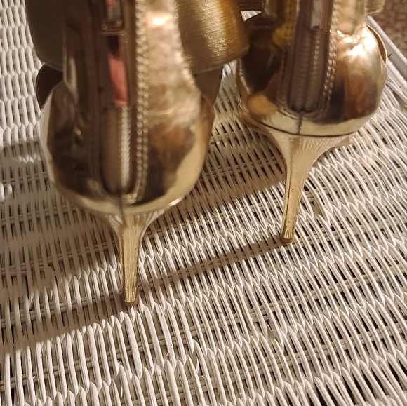 BEAUTIFUL  METALLIC  GOLD HEELS - Picture 9 of 16
